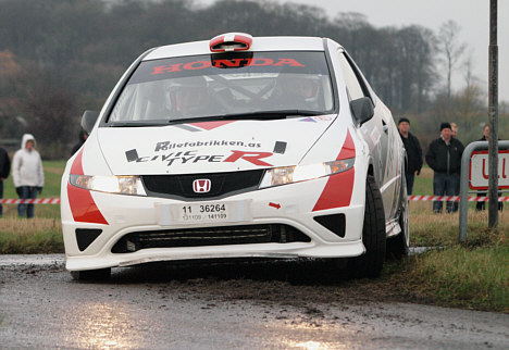 Med en kontrolleret slutspurt kørte Martin Knudsen og Søren Kjær har scoret sig i top tre ved 30. Yokohama Gjønge Rally 2009.